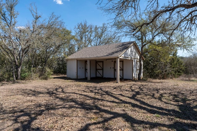 view of outdoor structure with an outbuilding