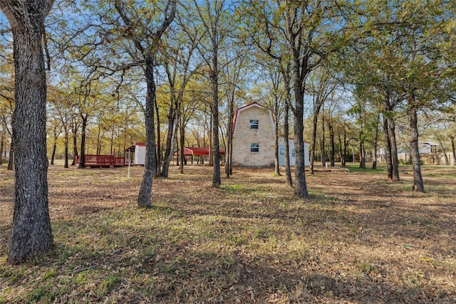 view of yard featuring a storage shed