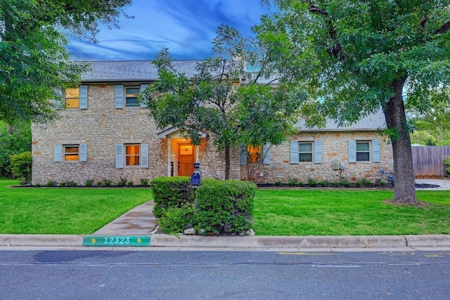 view of front of home featuring a front lawn