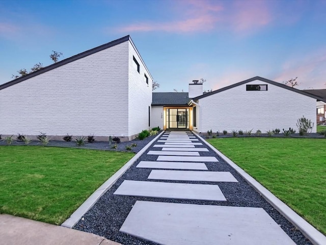 view of front of property featuring a lawn