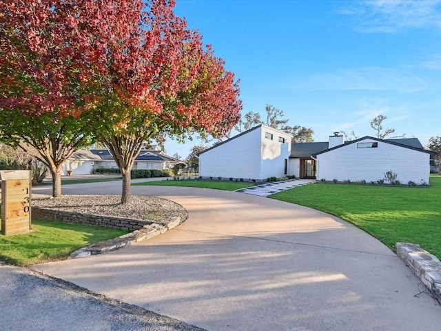 view of front facade featuring a front yard