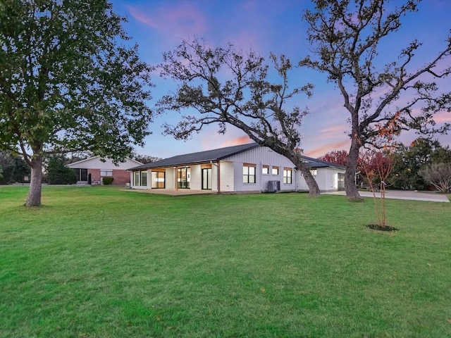 exterior space featuring a lawn