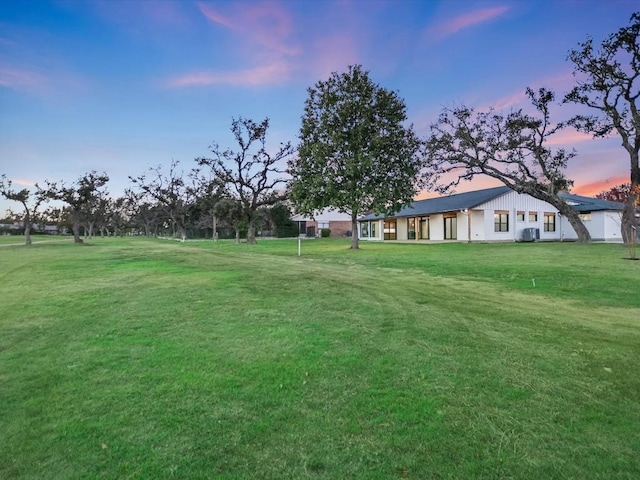 view of yard at dusk