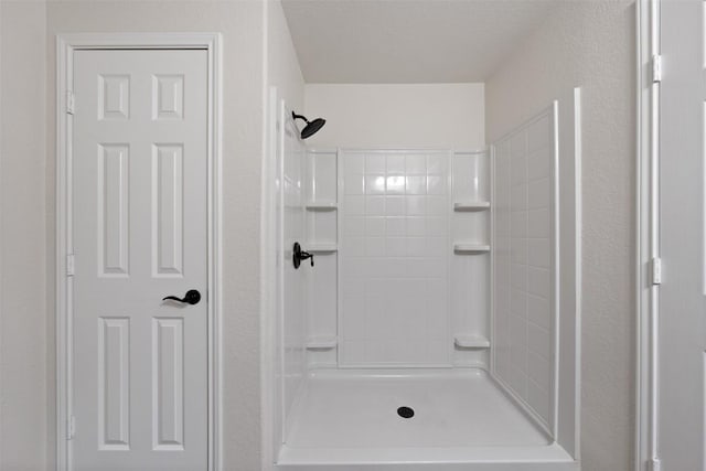 bathroom featuring tiled shower