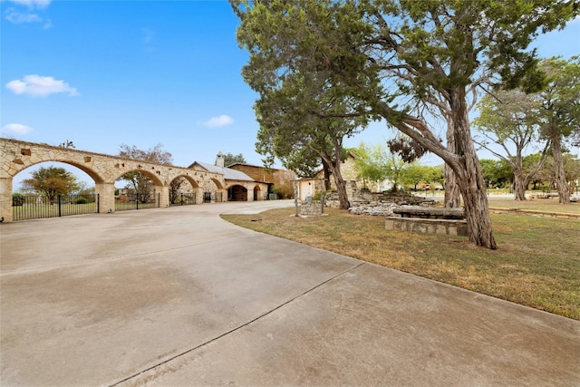 view of front of home featuring a front yard