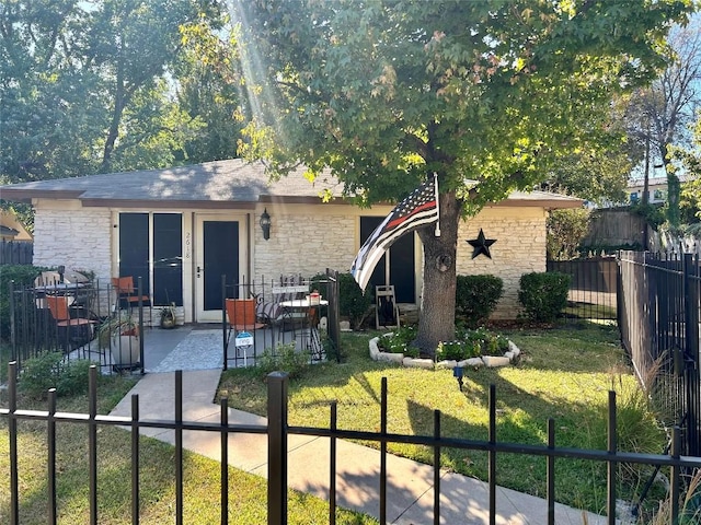 view of front of property with a front yard