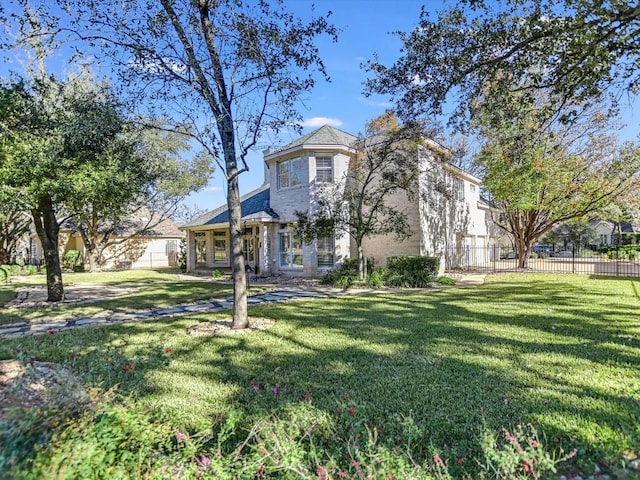 view of front of home featuring a front yard