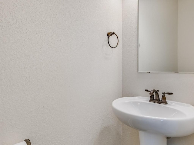 bathroom featuring sink