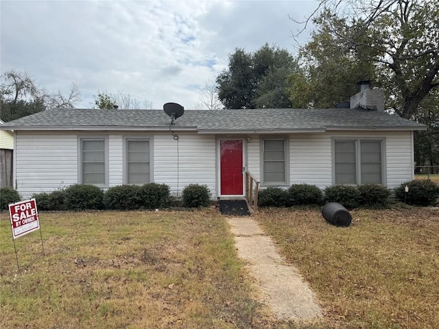 single story home featuring a front lawn