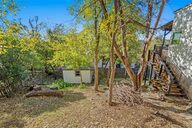 view of yard featuring a storage shed