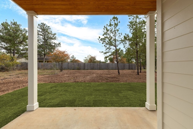 view of yard featuring a patio area