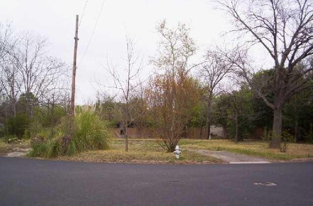 Listing photo 2 for 401 Oak Plz, Austin TX 78753