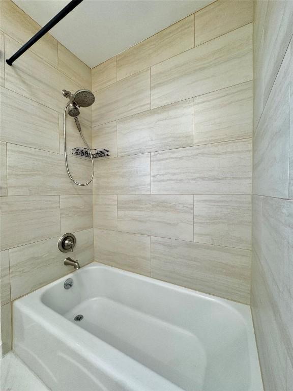 bathroom featuring tiled shower / bath combo