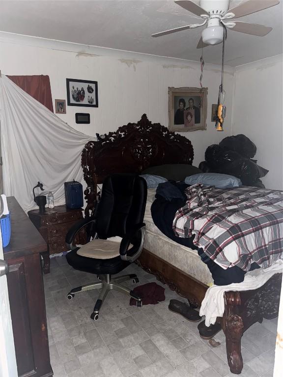 bedroom featuring ceiling fan and crown molding