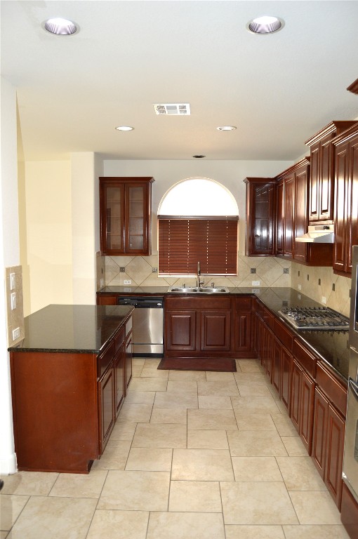 kitchen with sink, appliances with stainless steel finishes, and tasteful backsplash