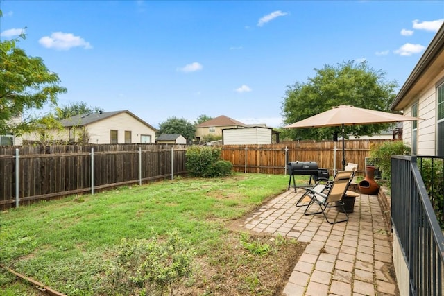 view of yard featuring a patio