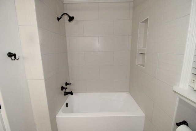 bathroom with tiled shower / bath