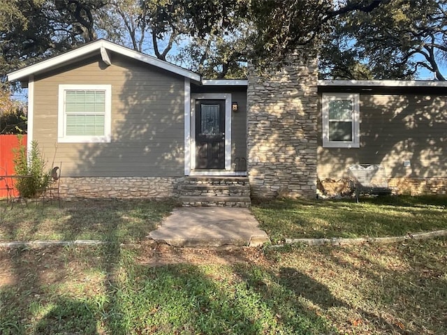 view of front of house with a front lawn