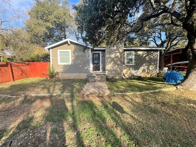 view of front of property featuring a front yard