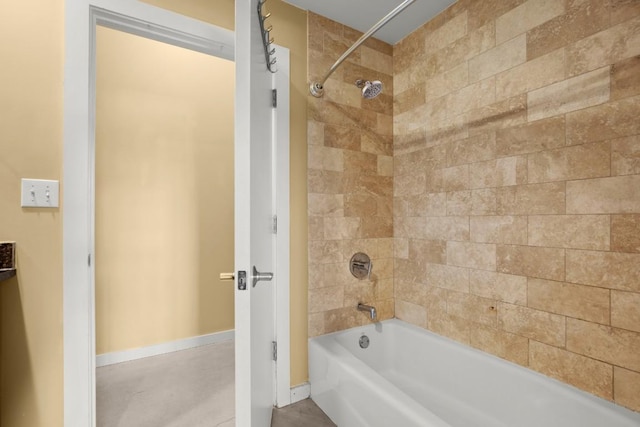 bathroom with tiled shower / bath