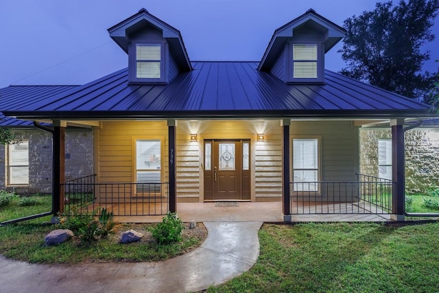 view of front facade featuring covered porch and a front yard