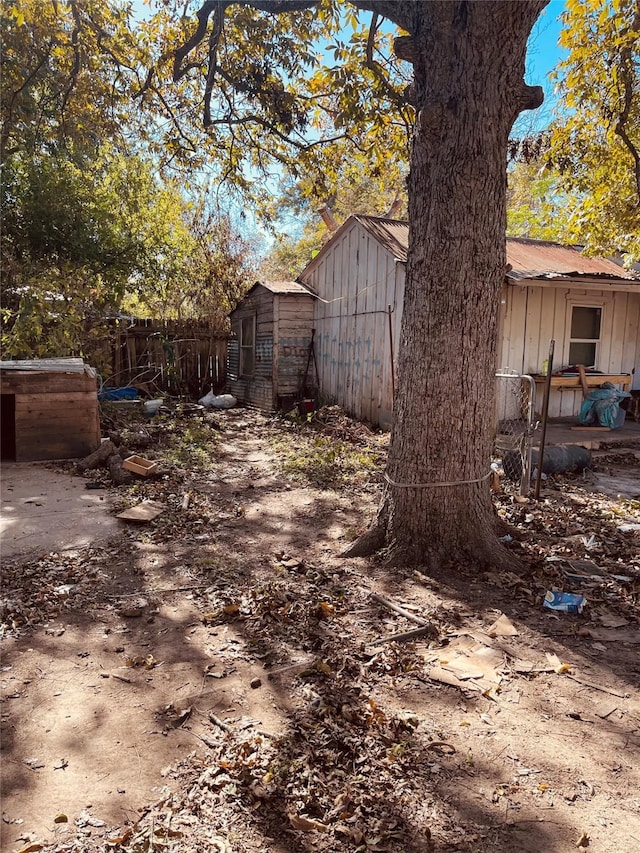 view of yard with a shed