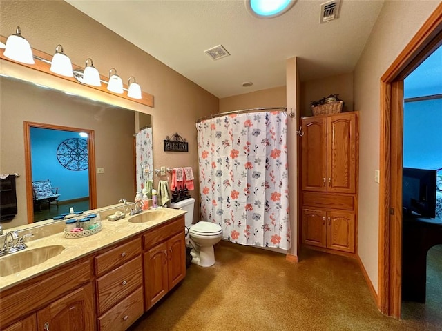 bathroom with a shower with curtain, vanity, and toilet