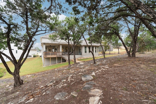 view of yard with ceiling fan