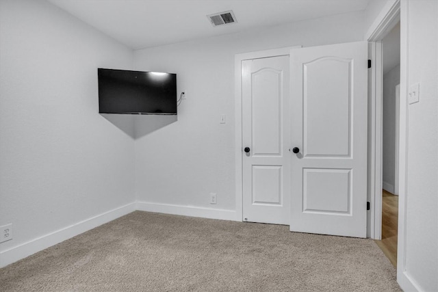 unfurnished bedroom with carpet flooring and a closet