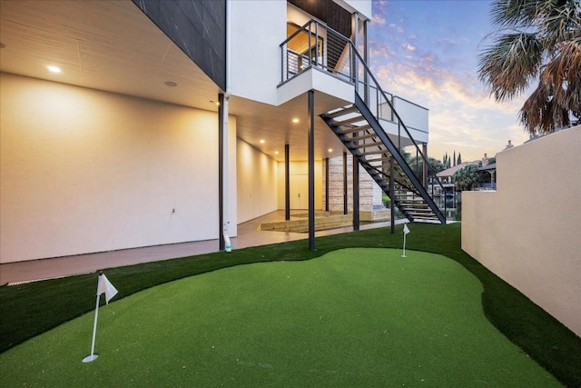 view of yard at dusk