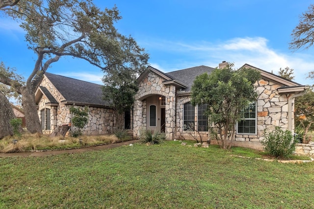 view of front of home featuring a front yard