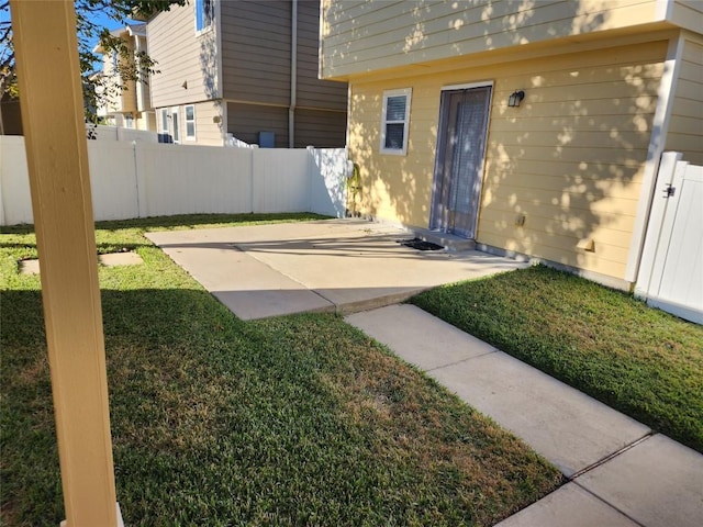 view of yard featuring a patio