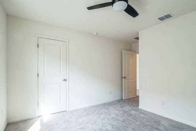 carpeted empty room featuring ceiling fan