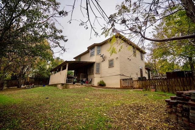 back of house featuring a lawn