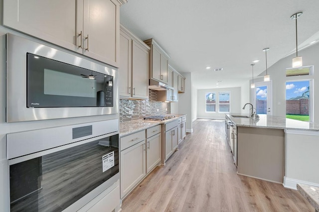 413 Canton Chase, Cibolo, TX 78108 - kitchen featuring stainless steel appliances, baseboards, light wood finished floors, light stone counters, and recessed lighting