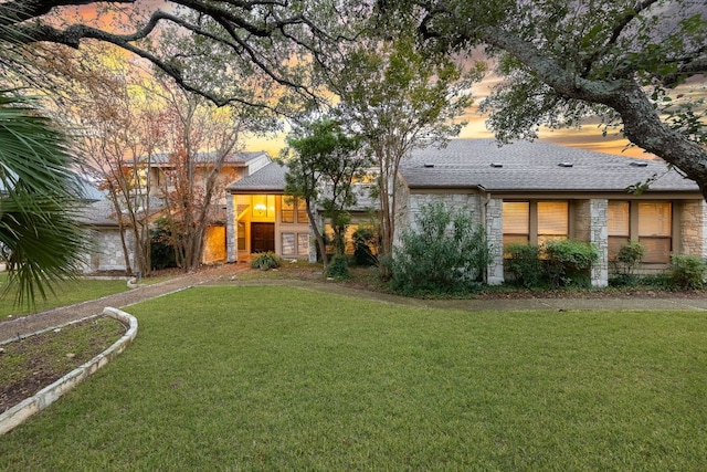 view of yard at dusk