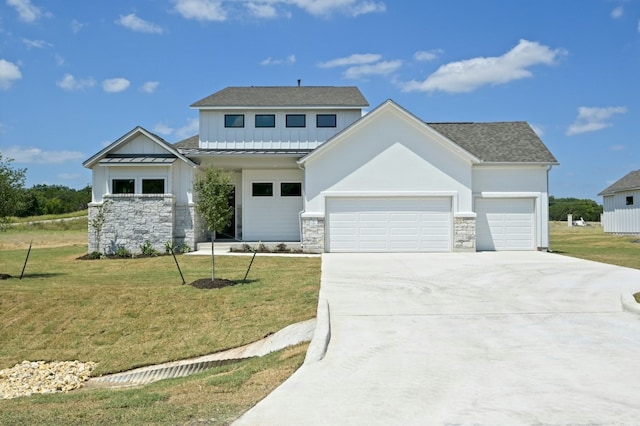 view of front of property featuring a front lawn and a garage