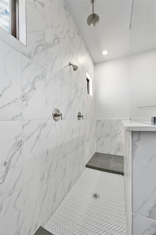 bathroom featuring a tile shower