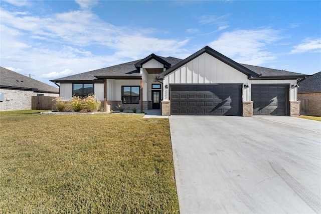 view of front of property featuring a front lawn and a garage