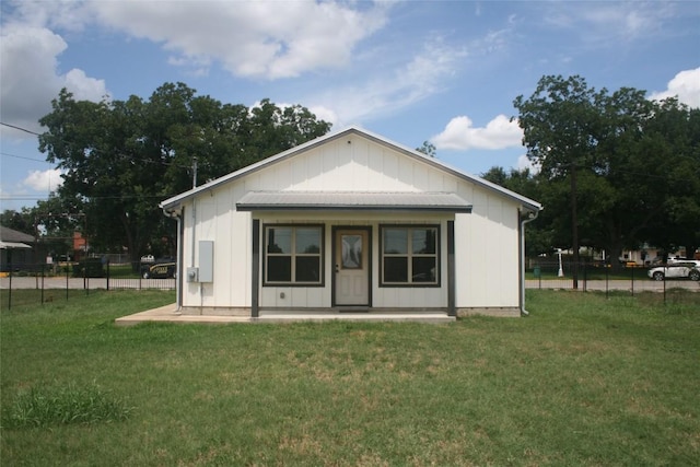 view of front of property featuring a porch and a front yard