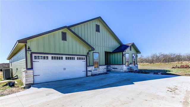 view of front facade with cooling unit and a garage