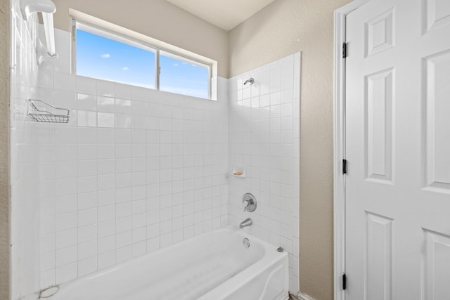 bathroom with tiled shower / bath combo