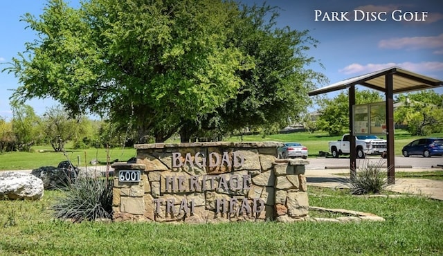 community sign with a yard