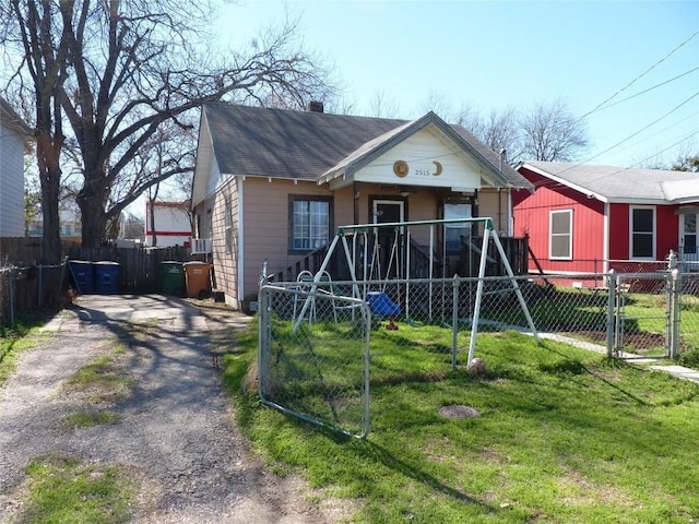 view of front facade featuring covered porch and a front lawn