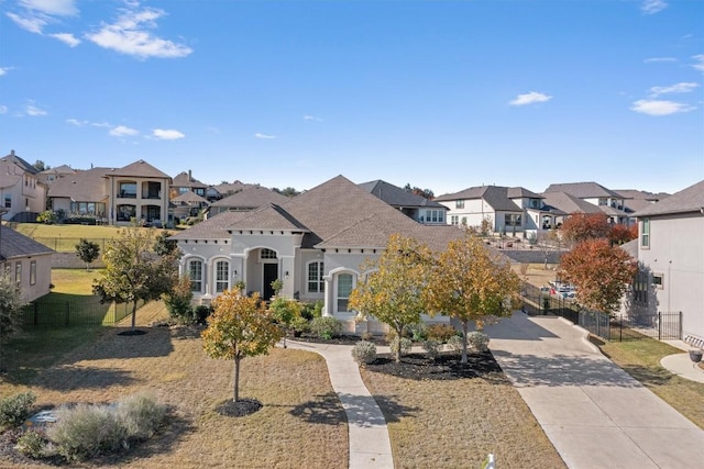 view of front of property featuring a front yard