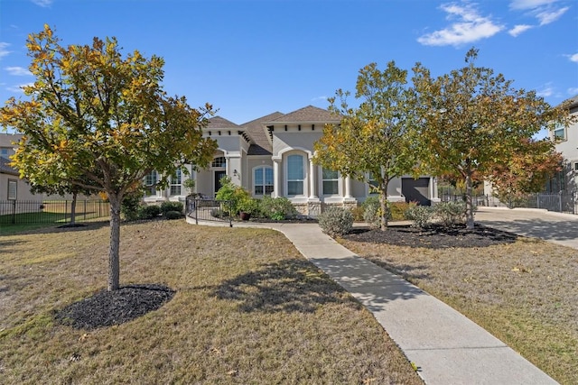 view of front of property featuring a front lawn