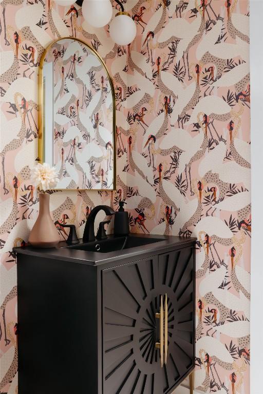 room details featuring wallpapered walls