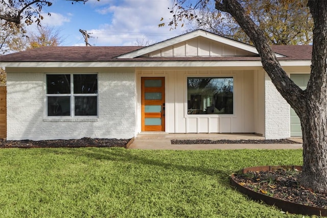 ranch-style home with a front lawn