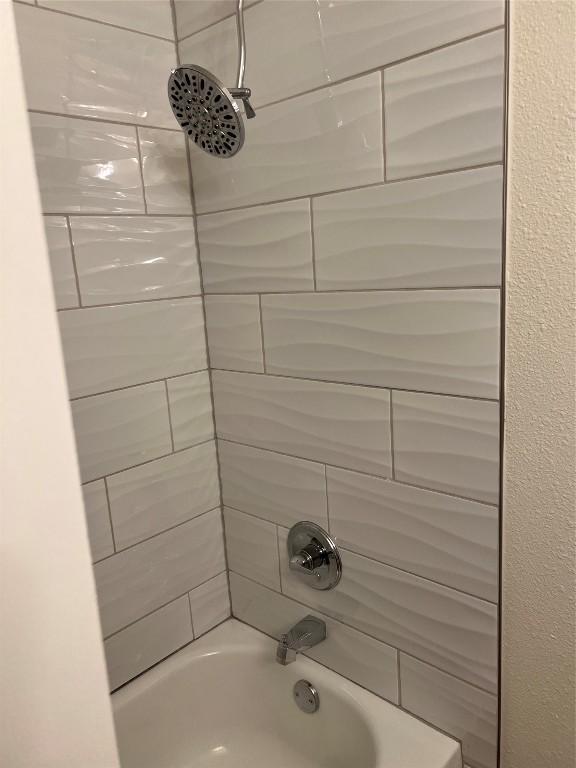 bathroom with tiled shower / bath