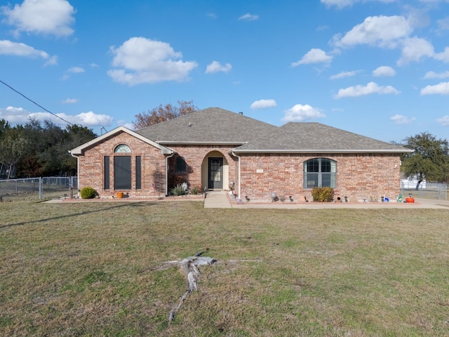 view of front of property featuring a front lawn